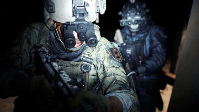 Soldiers look down in Modern Warfare II.