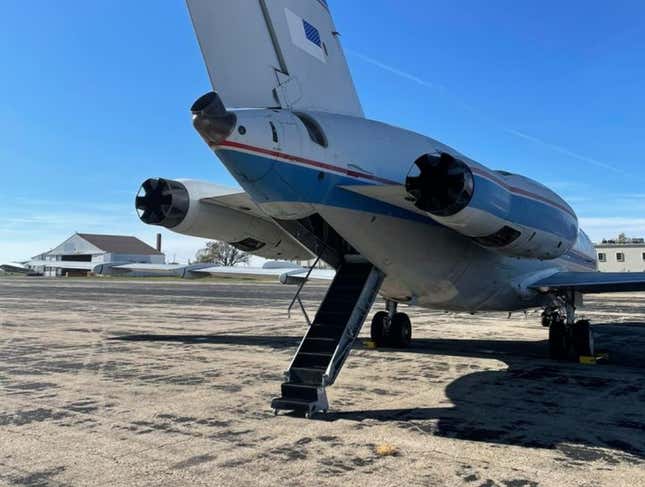 Image for article titled This Vintage Passenger Jet Would Make The Coolest Little Home