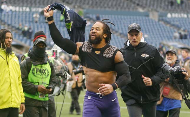 Earl Thomas knows how to ... swing things around, for sure. Sorry, not sorry.