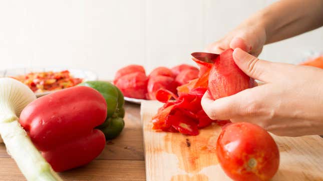 Image for article titled Peel Tomatoes Faster by Torching Them on a Gas Stove