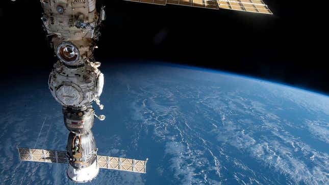 Imagen para el artículo titulado La ISS se ve obligada a cambiar de trayectoria para no chocarse con un satélite