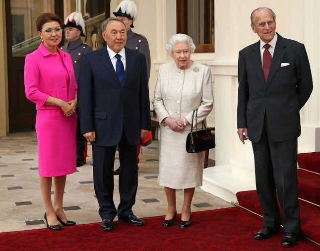 Dariga Nazarbayeva stands with her father, president Nursultan Nazarbayev, alongside Queen Elizabeth and Prince Phillip.