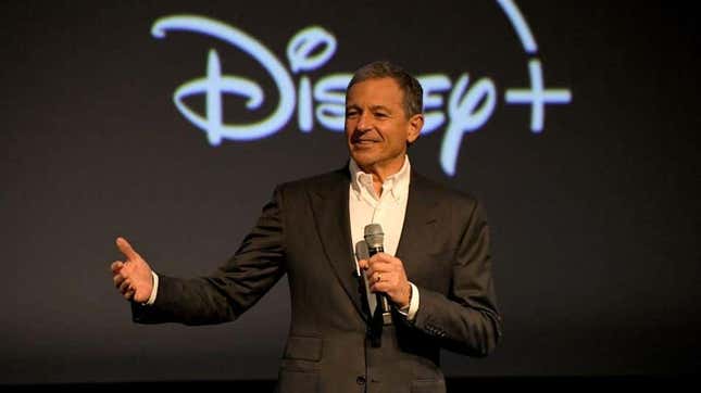 Bob Iger, Presidente Ejecutivo de Disney, en una foto de archivo frente al logotipo de la compañía.