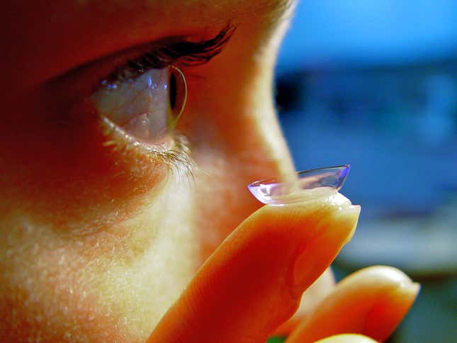 Imagen para el artículo titulado Así se extraen 23 lentes de contacto del ojo de una paciente que se olvidaba de quitárselas
