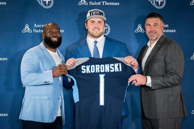 Tennessee Titans first-round draft pick offensive tackle Peter Skoronski, center, poses with general manager Ran Carthon, left, and head coach Mike Vrabel, right, during a press conference at Ascension Saint Thomas Sports Park in Nashville, Tenn., Friday, April 28, 2023.

Skoronski 042823 An 008