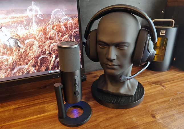 El micrófono EPOS B20, con los auriculares H& Pro puestos en la cabeza de un maniquí.