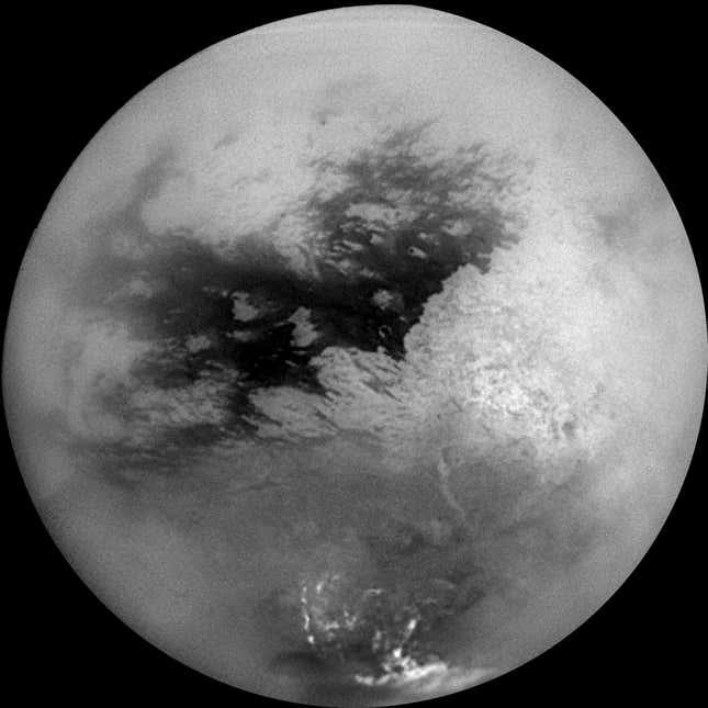 Sangri-La es la región oscura en esta imagen de Titán tomada por los cámaras de infrarrojos de la Cassini.