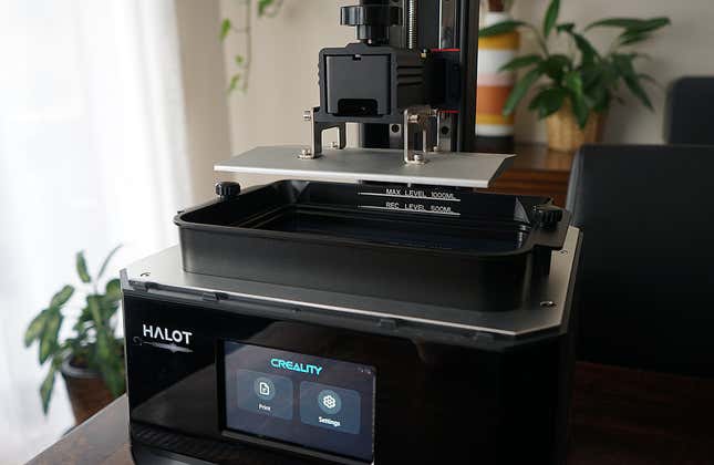 Detalle del tanque para resina de la impresora 3D Creality Halot Ray