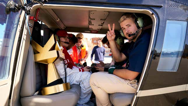 Perxitaa, presidente de los “Troncos”, sentado en el helicóptero que lo llevaría a la Final Four de la Kings League