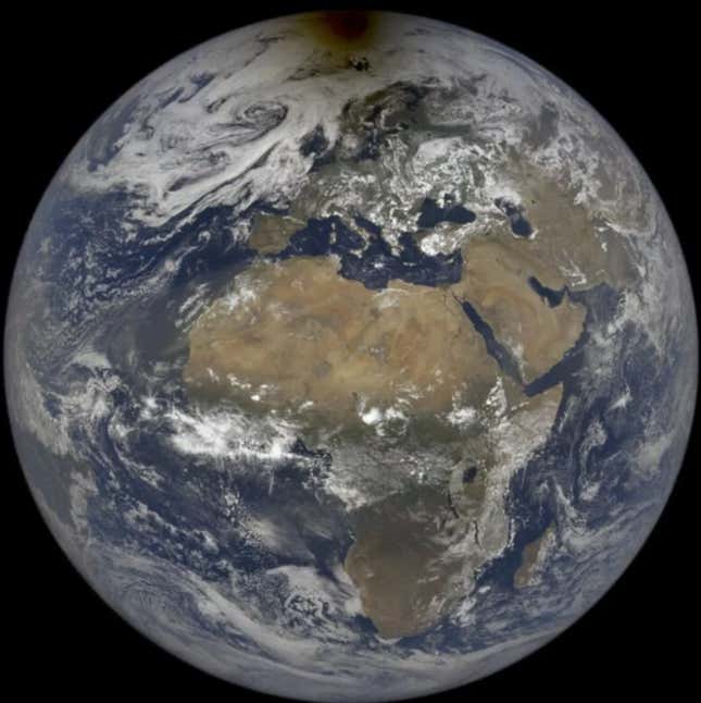 La imagen que capturó el instrumento EPIC abordo del satélite Deep Space Climate Observatory.