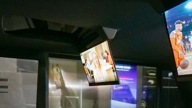 Imagen para el artículo titulado Estos televisores que se enrollan en el asiento trasero de un auto son el sueño de mi infancia hecho realidad