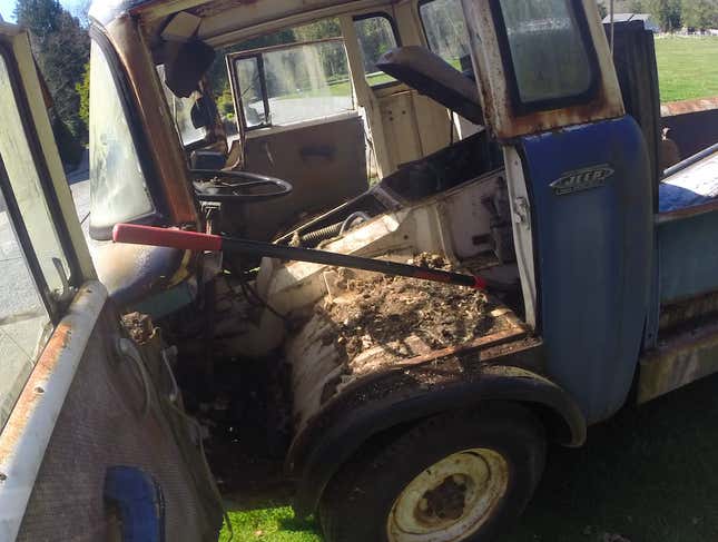 Image for article titled I Bought The Crappiest Jeep On Earth. Cleaning Its Interior Was Horrifying