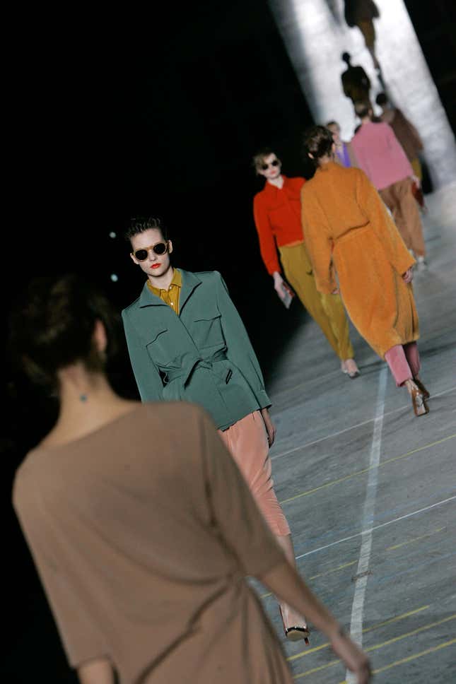 Models wear creations by Belgian fashion designer Dries Van Noten for his Fall-Winter 2009-2010 ready-to-wear collection presented in Paris, Sunday, March 8, 2009. (AP Photo/Michel Euler)