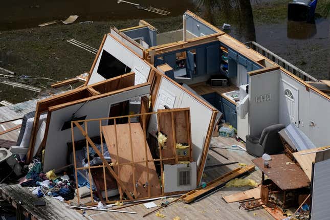 Los restos de una casa destruida construida sobre una plataforma sobre pilotes se ven en Keaton Beach, Florida, tras el paso del huracán Idalia,  el 30 de agosto de 2023.