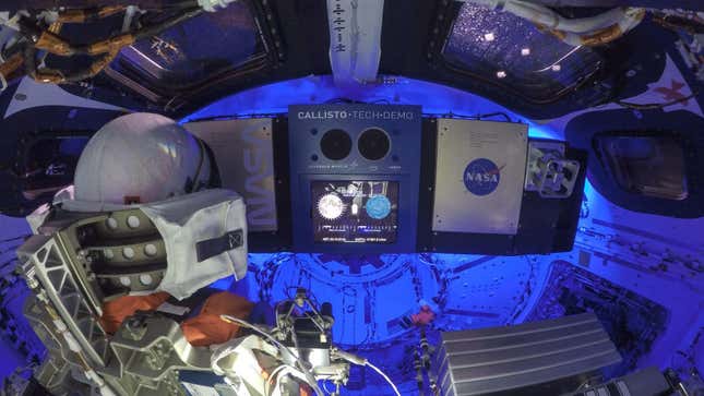 Imagen del interior de la nave Orion. El sistema Callisto cuenta con un iPad que muestra mensajes enviados desde la Tierra.