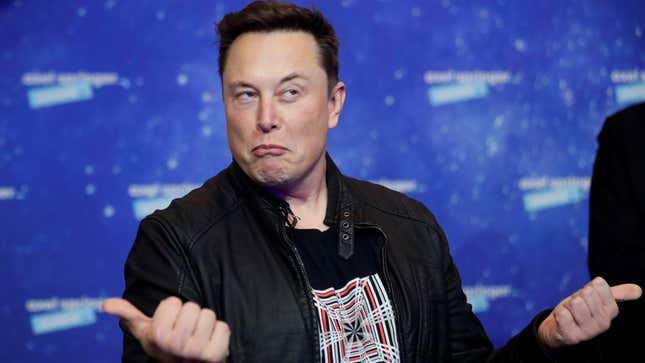 Une photo montre Elon Musk levant le pouce avant de recevoir le Axel Springer Award 2020 à Berlin.