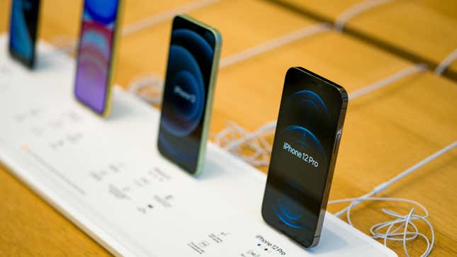 طرازات iPhone 12 و12 Pro معروضة في لندن في أكتوبر 2020.