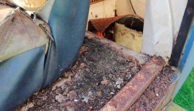 Image for article titled I Bought The Crappiest Jeep On Earth. Cleaning Its Interior Was Horrifying