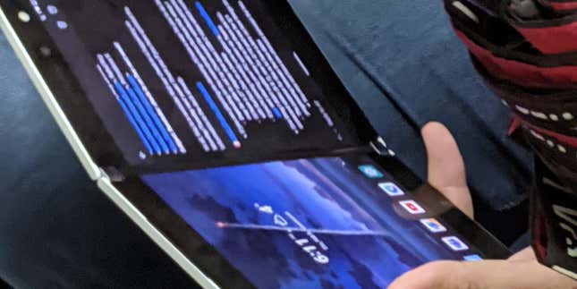 Imagen para el artículo titulado Un vídeo muestra el Surface Duo en acción, el dispositivo de doble pantalla de Microsoft