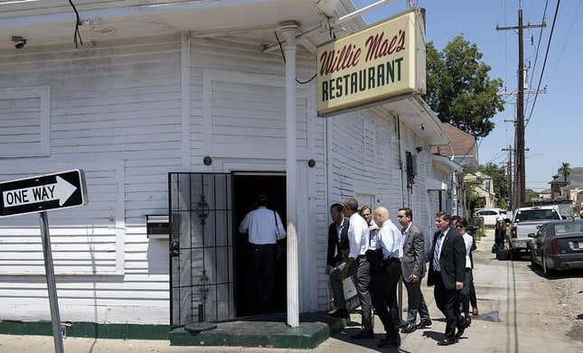 Image for article titled Last Call: A peek behind the curtains of America&#39;s greatest fried chicken