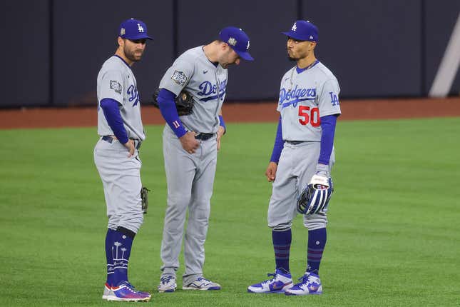 A fielding blunder by Dodgers outfielder Chris Taylor (l.) capped off an all-time World Series choke job from the Dodgers.