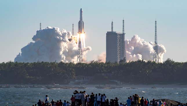 Imagen para el artículo titulado Se estrella en el mar la enorme pieza del cohete chino CZ-5B que regresaba descontrolada a la Tierra
