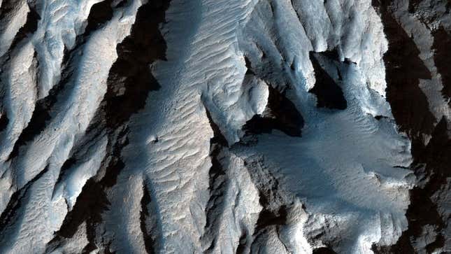 Imagen para el artículo titulado Nueva imagen del misterioso gran cañón de Marte, un valle 10 veces más grande que el Cañón del Colorado