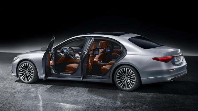 Image for article titled This 2021 Mercedes-Benz S-Class's Back Wheel Is Not Broken