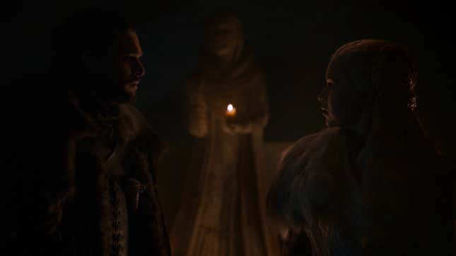 Jon Nieve y Daenerys Targaryen en la cripta de Invernalia junto a la estatua de Lyanna Stark