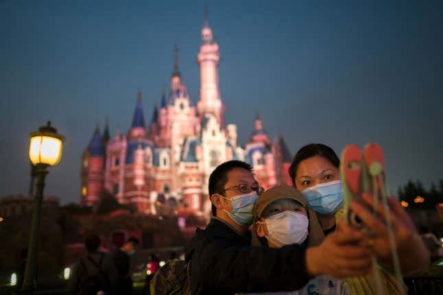 Imagen para el artículo titulado Un paseo en imágenes por la Disneylandia de la nueva normalidad tras el coronavirus