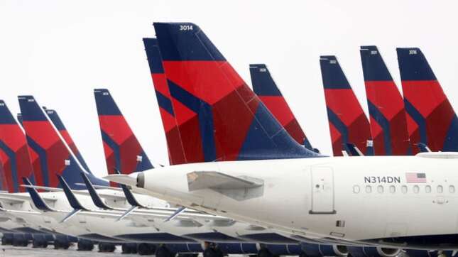 Qué ocurre si te niegas a llevar mascarilla en un avión alegando razones médicas: el caso de Delta