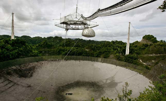 Imagen para el artículo titulado El trágico momento del colapso del radiotelescopio de Arecibo, en video