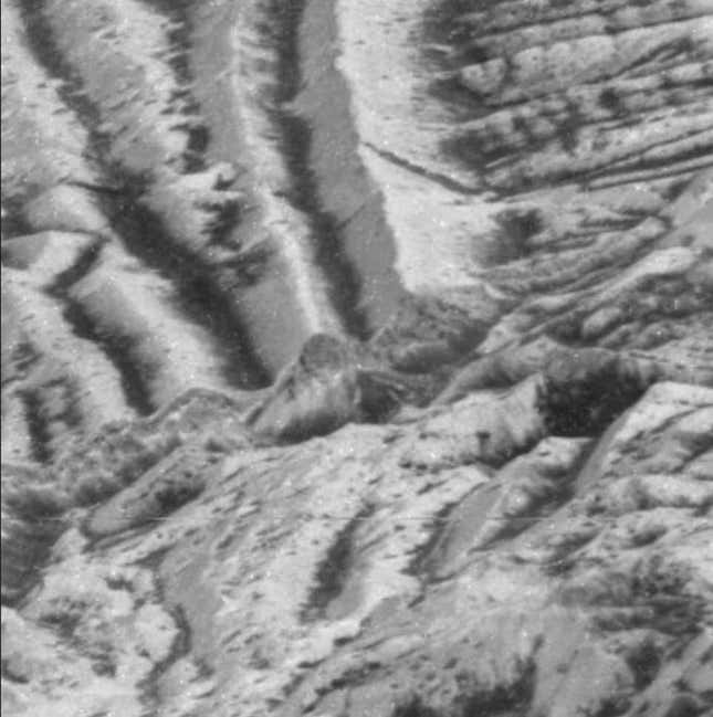 Vista de cerca de la superficie de Europa, capturada por la misión Galileo de la NASA, ahora finalizada. El área del centro muestra los efectos de la jardinería de impacto.
