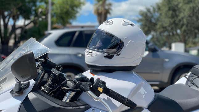 Image for article titled Gear Up: The Arai Quantum-X Is An All-Around Awesome Lid