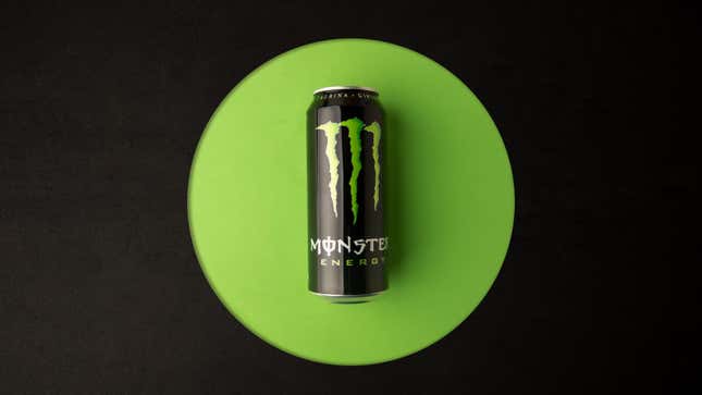 Una foto de una bebida Monster Energy sobre un fondo verde y negro. Monster es conocido por presentar casos de violación de marca registrada