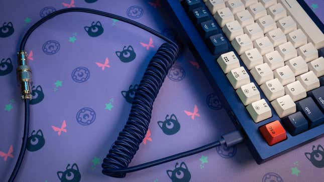 A photo of the Keychron Q1 and its connected cable