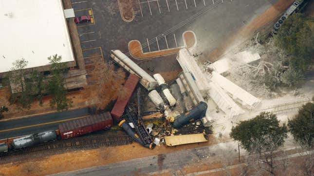 Wreckage from the Graniteville, South Carolina crash on Jan 6, 2005.