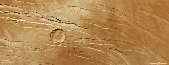 Imagen para el artículo titulado Las últimas imágenes de Marte muestran “marcas de garra” gigantes en la superficie