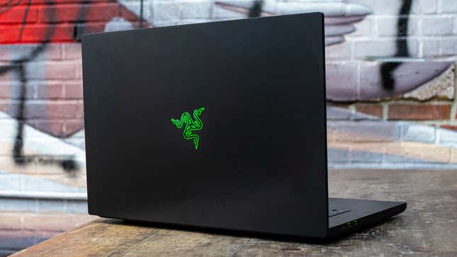 Razer Blade 16 desde atrás