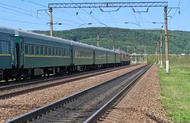 Der Zug des nordkoreanischen Führers Kim Jong Un ist auf der Eisenbahnstrecke in der Region Primorje in Russland zu sehen.