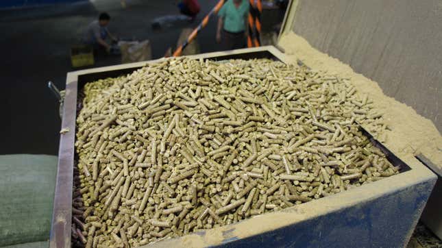 Image for article titled Your fancy zippers are forcing Chinese laborers into mind-numbing drudgery