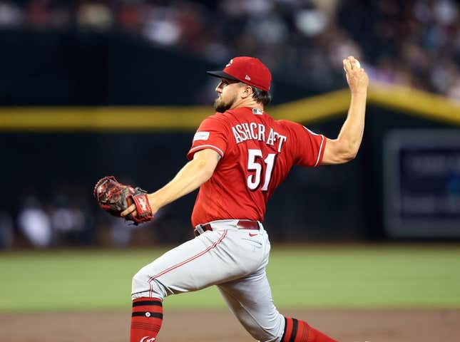 27. August 2023;  Phoenix, Arizona, USA;  Graham Ashcraft, Pitcher der Cincinnati Reds, im ersten Inning gegen die Arizona Diamondbacks im Chase Field.