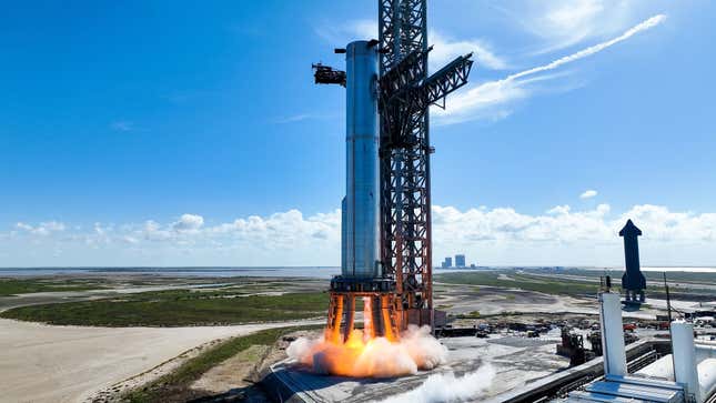 La prueba de fuego estático de Booster 7, en la que uno de los 33 motores Raptor del cohete es encendido.
