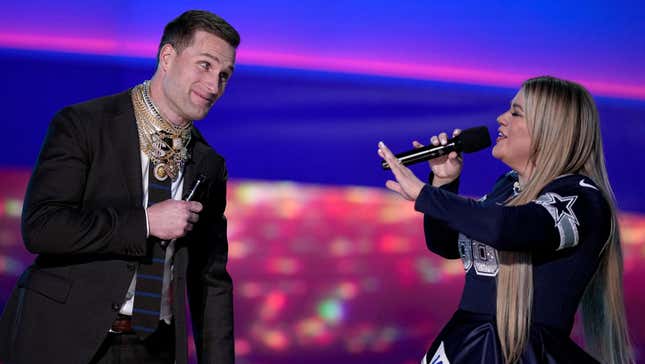 Minnesota Vikings QB Kirk Cousins and Kelly Clarkson perform at the NFL Honors award show.