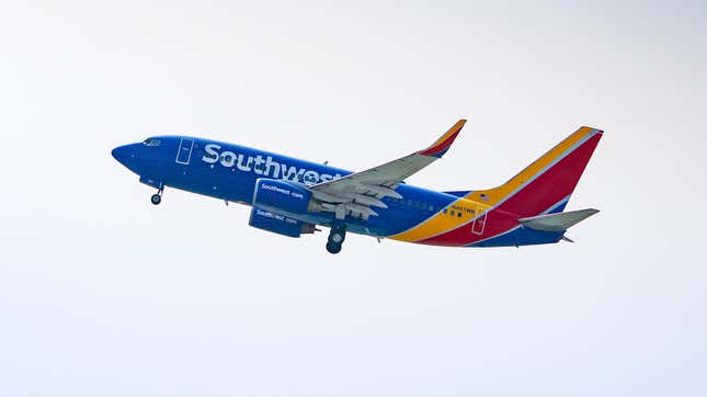 تصویری برای مقاله با عنوان هواپیمای جنوب غربی هنگام برخاستن در بالتیمور در فاصله 173 فوتی آمبولانس قرار می گیرد.