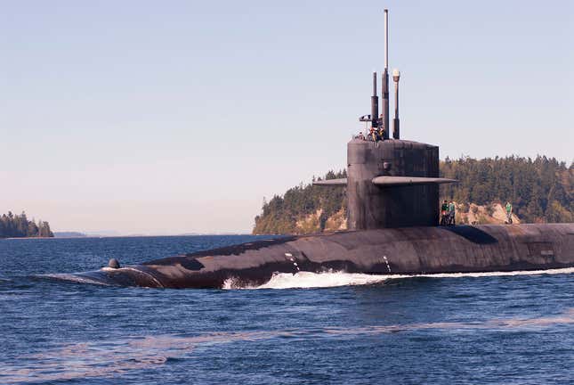 Imagen para el artículo titulado Un submarino nuclear estadounidense resulta dañado al chocar con un "objeto desconocido"