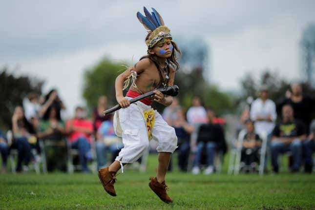 Image for article titled Photos: The real rituals of Native Americans make a beautiful protest of a phony US holiday