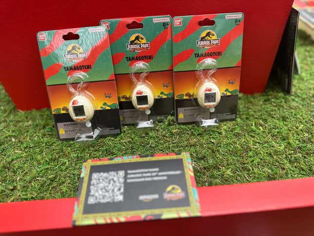 Image for article titled Behold The Throne of Photo Ops at the Jurassic Park SDCC Experience