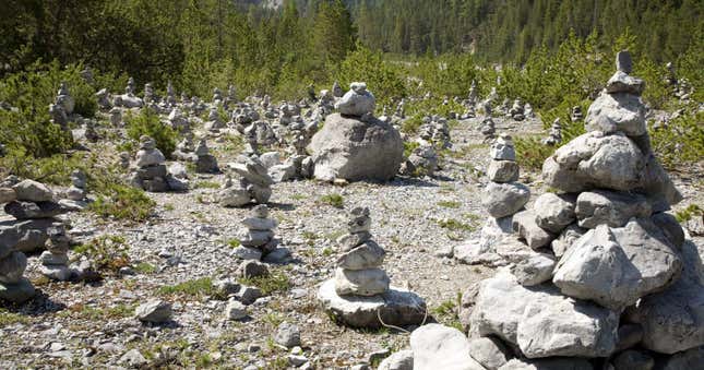 Imagen para el artículo titulado Por qué deberías derribar todas las rocas apiladas que veas en el parque Yosemite