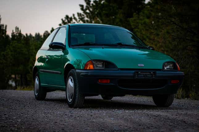 タイトルが $4,500 の記事の画像、この 1995 年の Geo Metro は走行距離を稼ぐ驚異ですか?